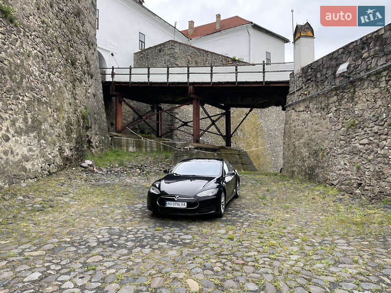 Ліфтбек Tesla Model S 2013 в Краматорську