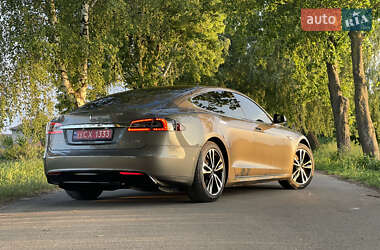 Лифтбек Tesla Model S 2015 в 