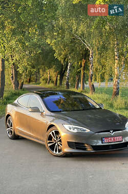 Лифтбек Tesla Model S 2015 в 