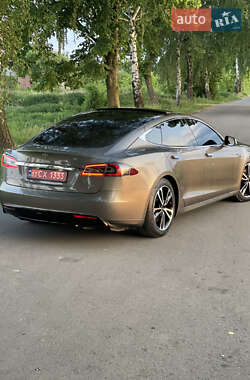 Лифтбек Tesla Model S 2015 в 