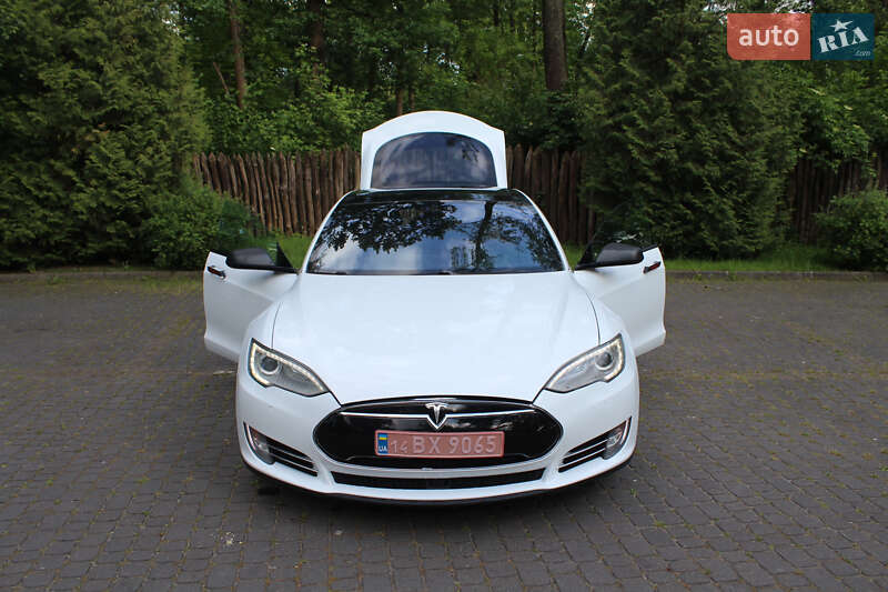 Ліфтбек Tesla Model S 2015 в Львові