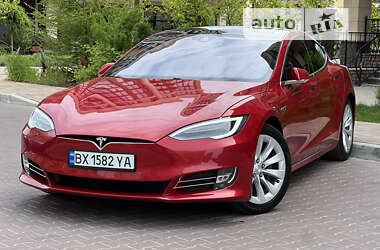 Лифтбек Tesla Model S 2016 в Киеве