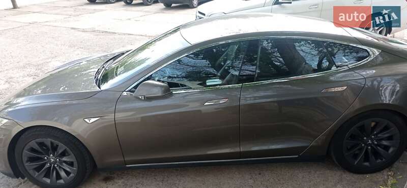 Ліфтбек Tesla Model S 2016 в Одесі