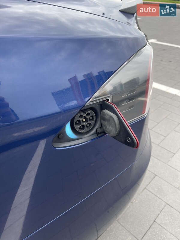 Лифтбек Tesla Model S 2015 в Луцке