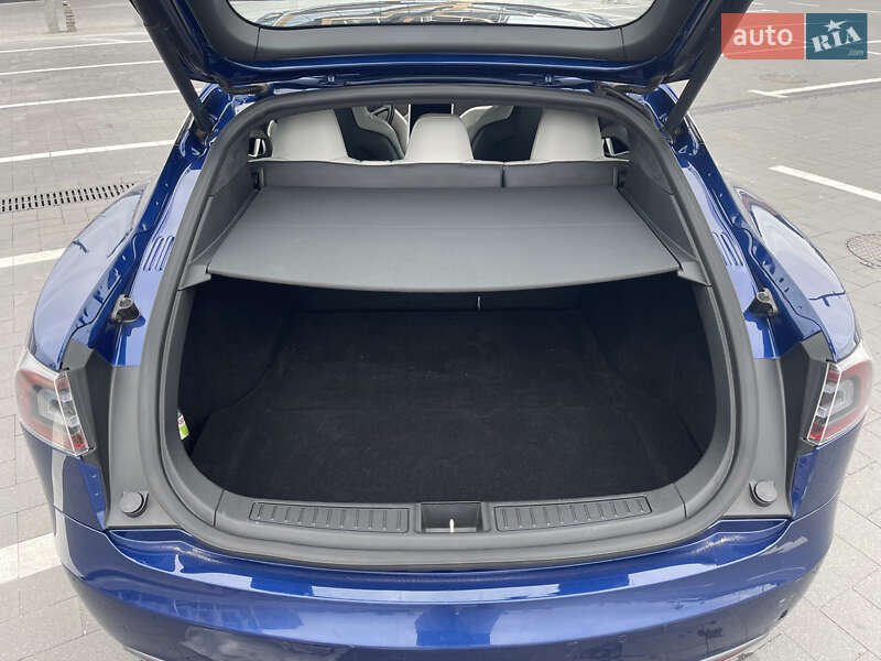 Лифтбек Tesla Model S 2015 в Луцке