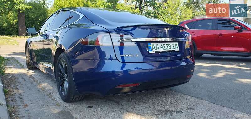 Лифтбек Tesla Model S 2017 в Киеве