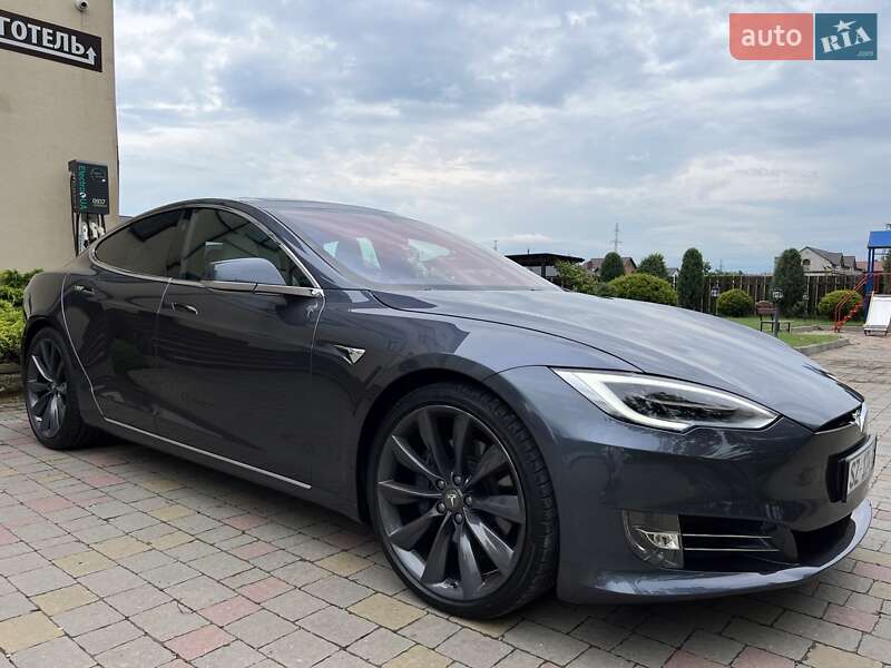 Лифтбек Tesla Model S 2018 в Львове