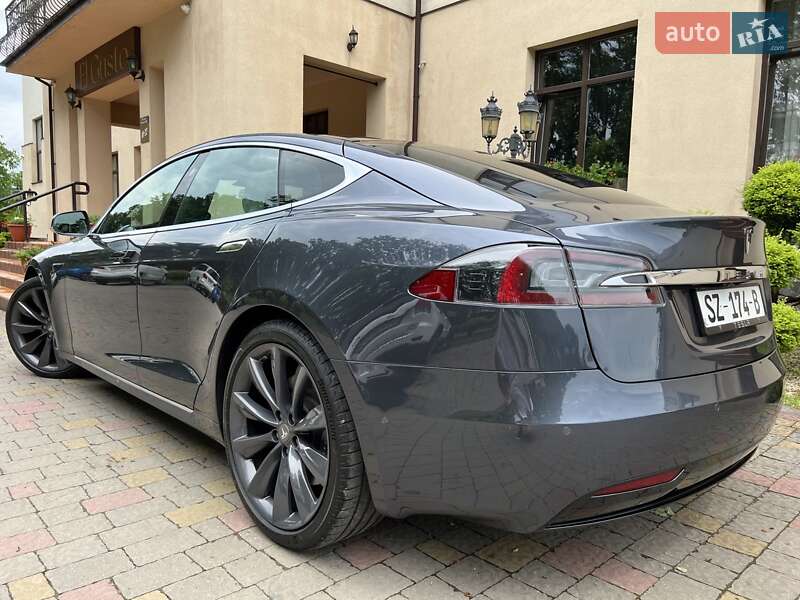 Лифтбек Tesla Model S 2018 в Львове
