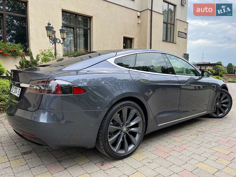 Лифтбек Tesla Model S 2018 в Львове