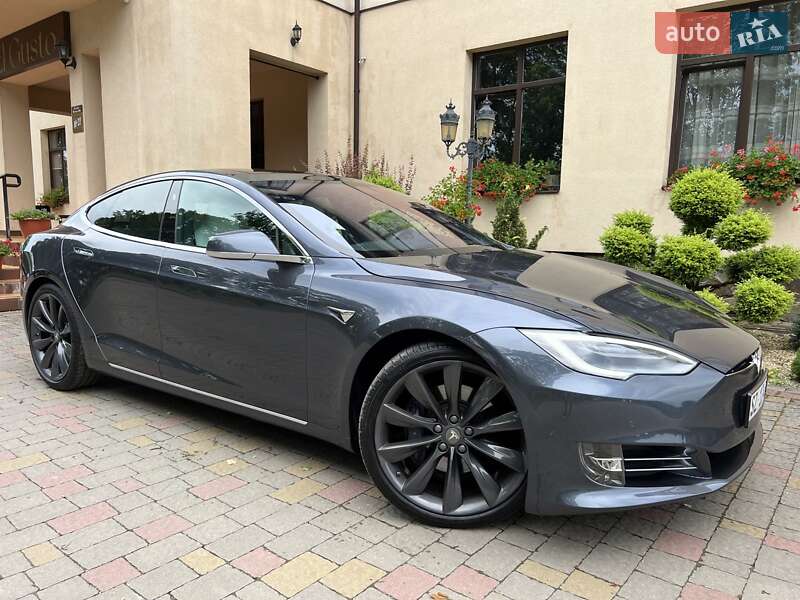 Лифтбек Tesla Model S 2018 в Львове