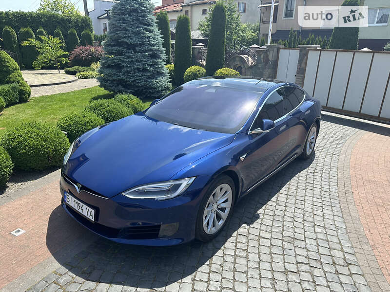 Лифтбек Tesla Model S 2017 в Львове