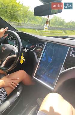 Лифтбек Tesla Model S 2015 в 