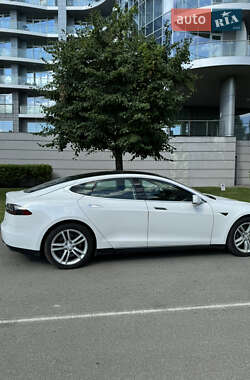 Хэтчбек Tesla Model S 2013 в 