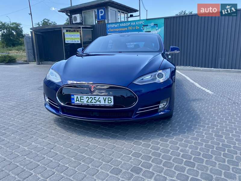 Лифтбек Tesla Model S 2015 в Днепре