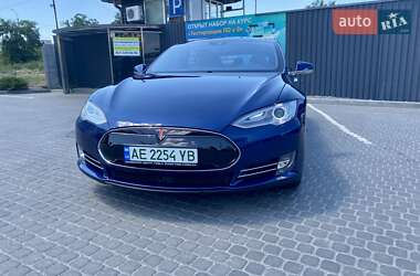 Лифтбек Tesla Model S 2015 в 
