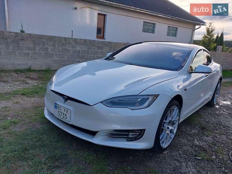 Ліфтбек Tesla Model S 2018 в Стрию
