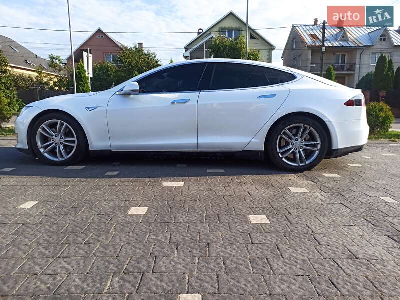 Лифтбек Tesla Model S 2015 в Ужгороде