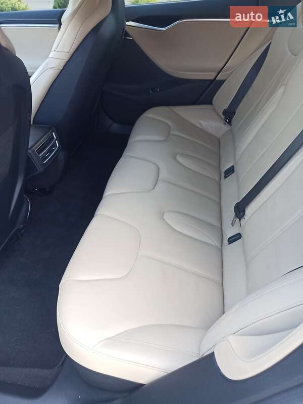 Лифтбек Tesla Model S 2015 в Ужгороде