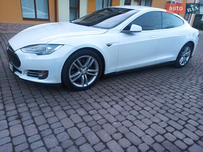 Tesla Model S 2015