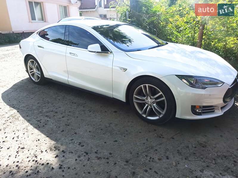 Лифтбек Tesla Model S 2015 в Ужгороде