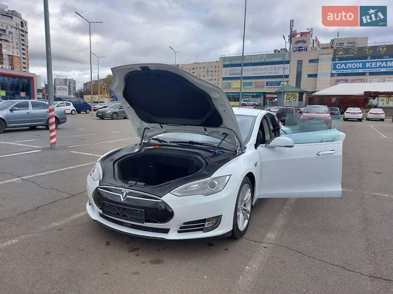 Ліфтбек Tesla Model S 2015 в Харкові