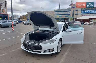Лифтбек Tesla Model S 2015 в 