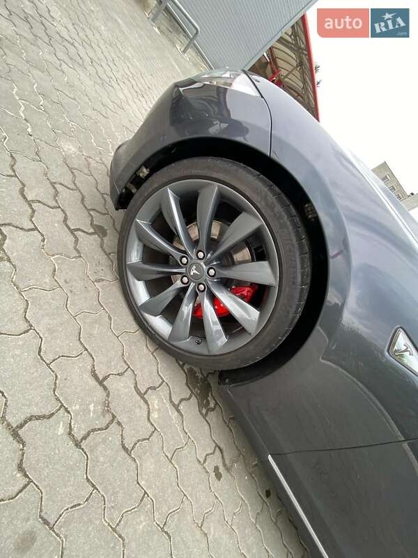 Лифтбек Tesla Model S 2015 в Львове