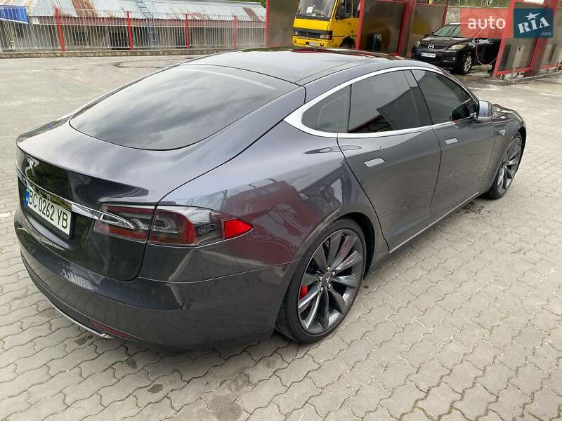 Лифтбек Tesla Model S 2015 в Львове