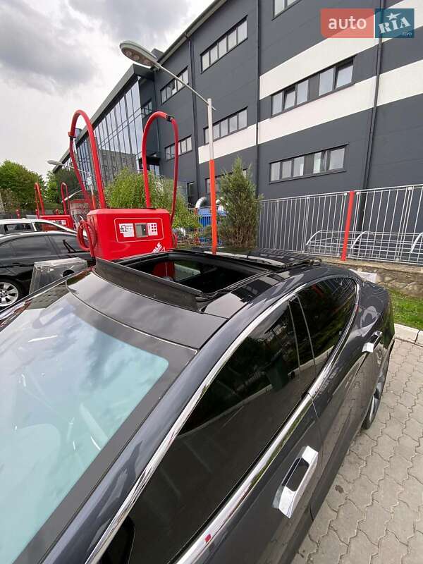 Лифтбек Tesla Model S 2015 в Львове