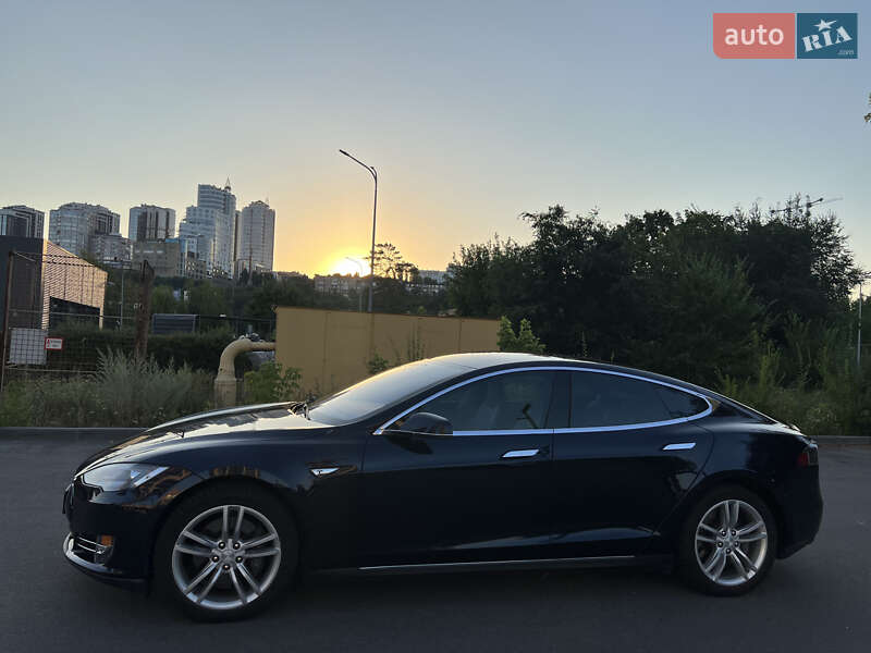 Ліфтбек Tesla Model S 2014 в Дніпрі
