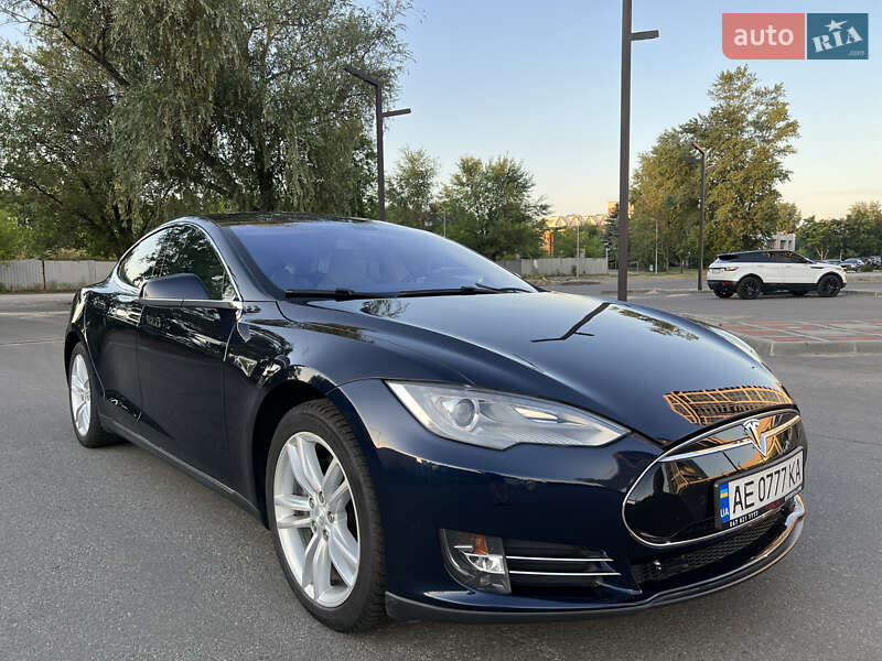 Ліфтбек Tesla Model S 2014 в Дніпрі