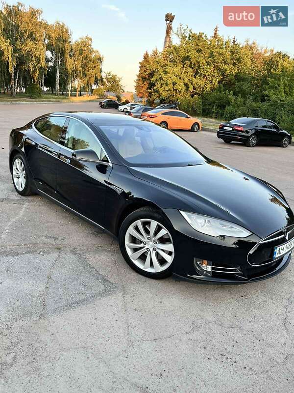 Лифтбек Tesla Model S 2015 в Житомире