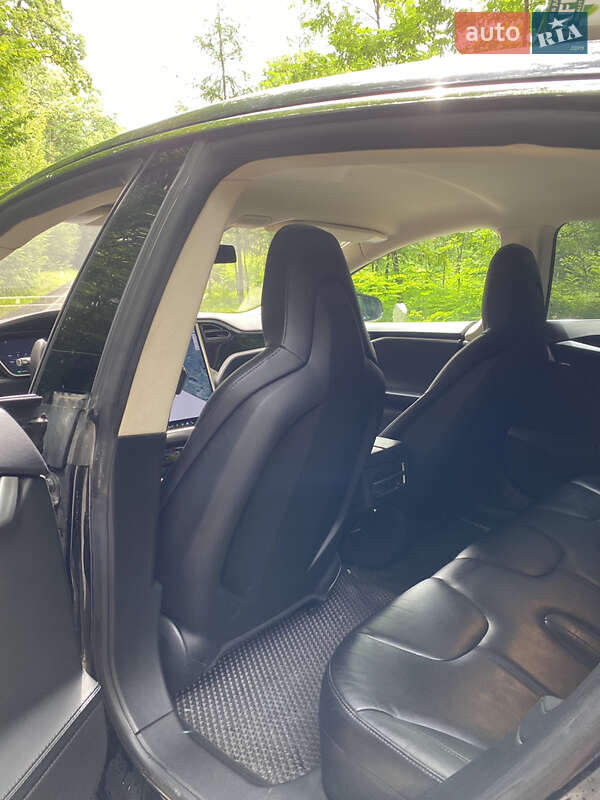 Лифтбек Tesla Model S 2015 в Луцке
