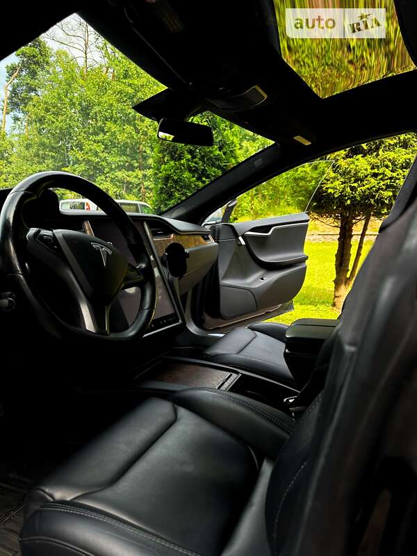 Лифтбек Tesla Model S 2018 в Нововолынске