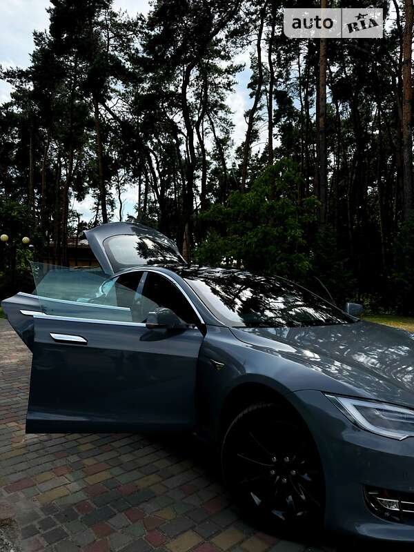 Лифтбек Tesla Model S 2018 в Нововолынске