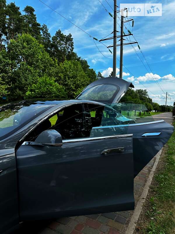 Лифтбек Tesla Model S 2018 в Нововолынске