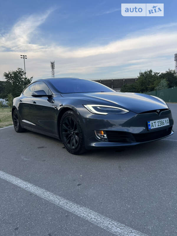 Ліфтбек Tesla Model S 2016 в Івано-Франківську