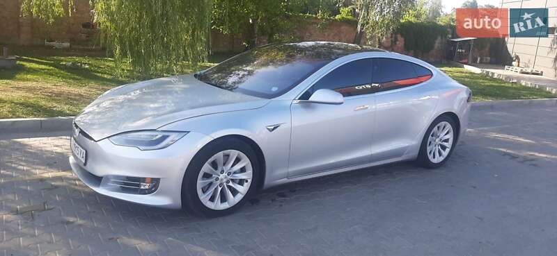 Лифтбек Tesla Model S 2017 в Коломые
