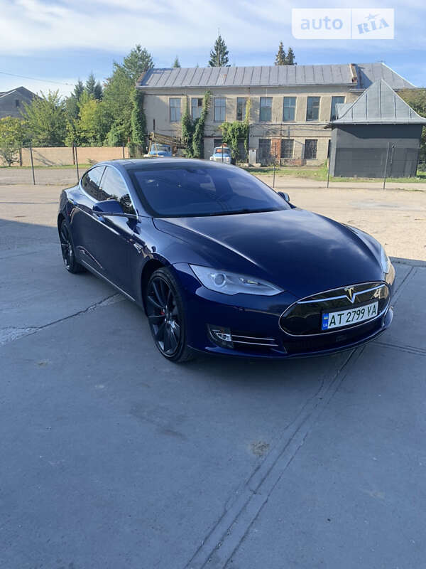 Ліфтбек Tesla Model S 2015 в Івано-Франківську