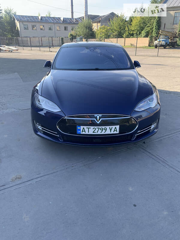 Ліфтбек Tesla Model S 2015 в Івано-Франківську