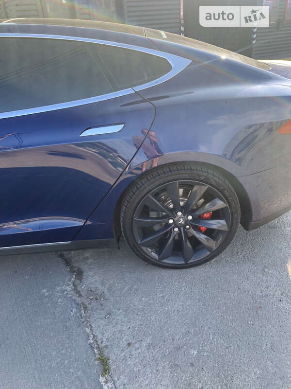 Ліфтбек Tesla Model S 2015 в Івано-Франківську