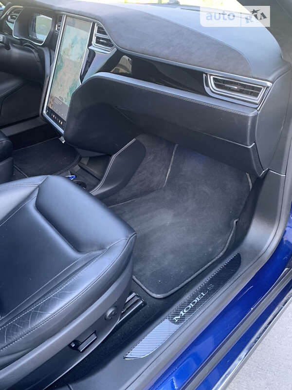Ліфтбек Tesla Model S 2015 в Івано-Франківську