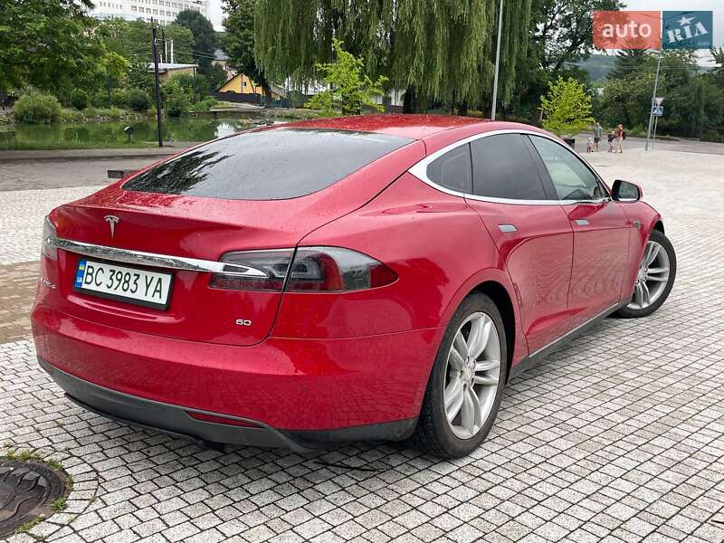 Ліфтбек Tesla Model S 2013 в Львові