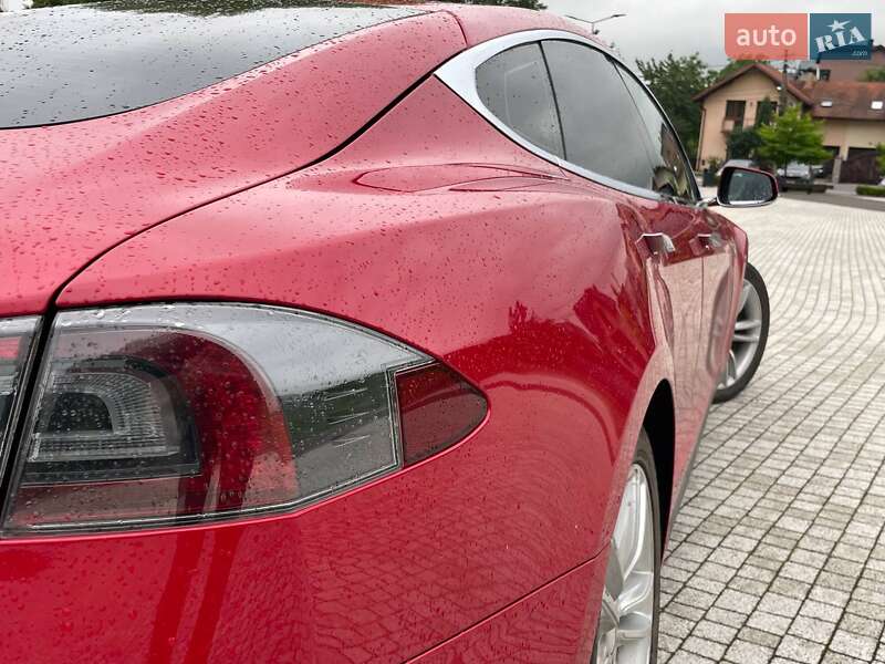Ліфтбек Tesla Model S 2013 в Львові