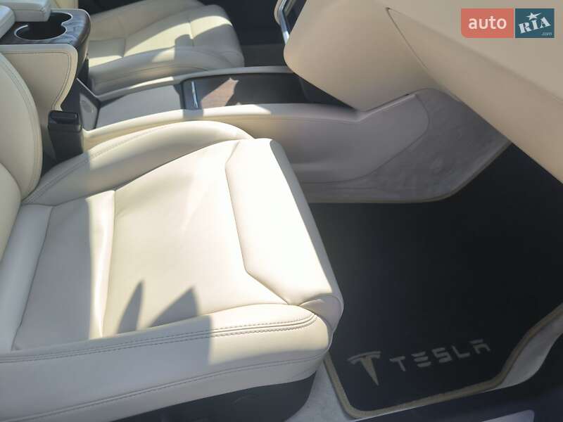 Ліфтбек Tesla Model S 2017 в Львові