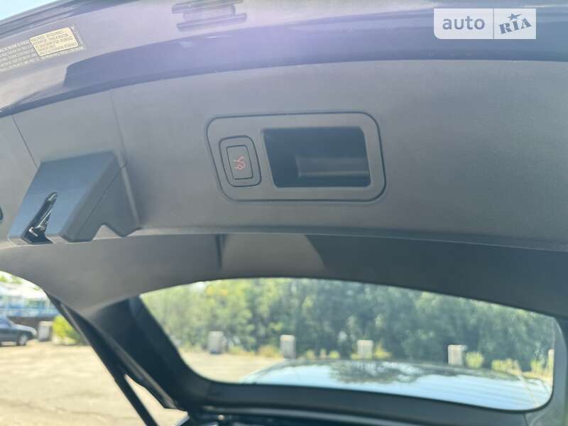 Ліфтбек Tesla Model S 2017 в Дніпрі фото 17 Ліфтбек Tesla Model S 2017 в Дніпрі