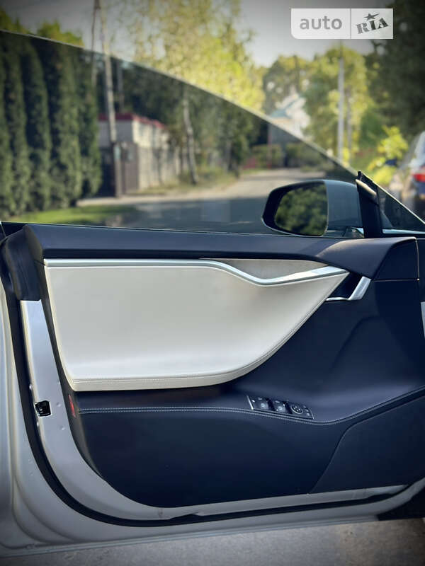 Лифтбек Tesla Model S 2017 в Киеве фото 44 Лифтбек Tesla Model S 2017 в Киеве
