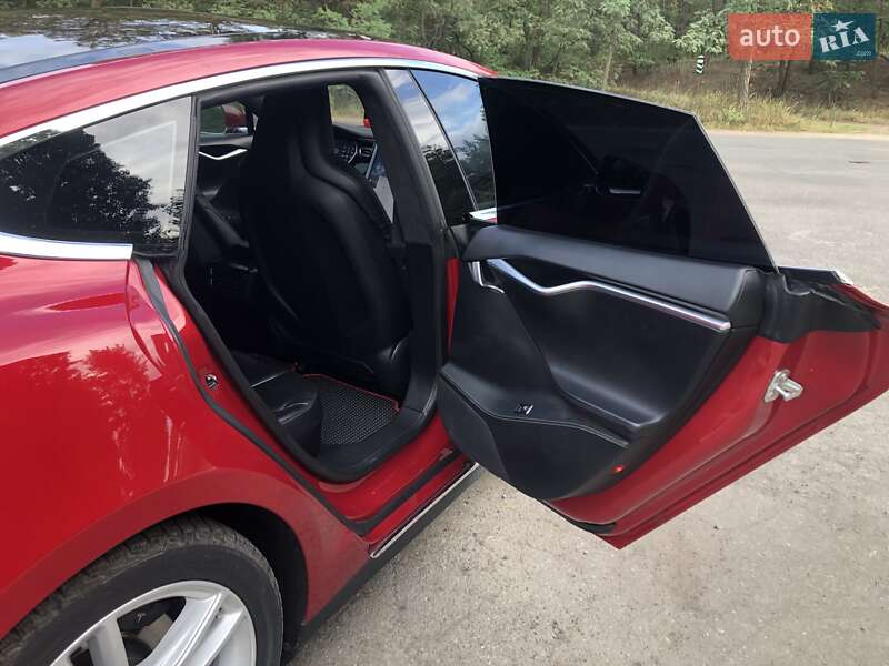 Лифтбек Tesla Model S 2016 в Киеве