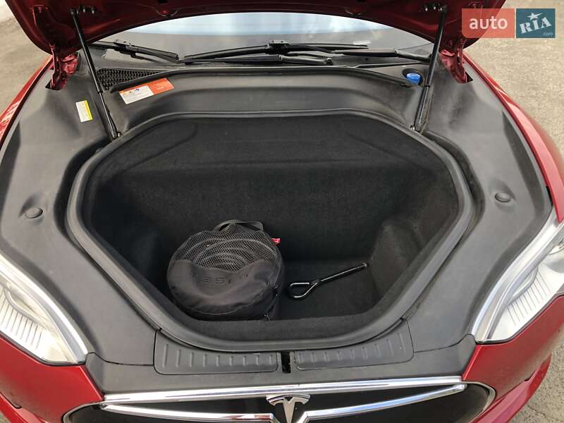 Лифтбек Tesla Model S 2016 в Киеве