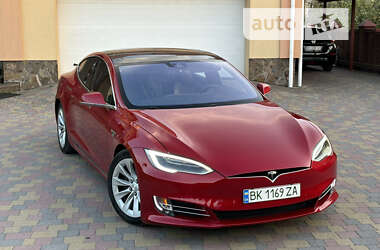 Ліфтбек Tesla Model S 2016 в Дубні